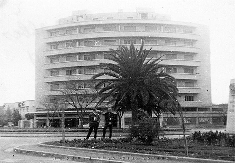 SIDI BEL ABBES LES COPAINS D ABORD ROND POINT DU GARDEN.JPG